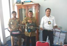 Dua Pelaku Illegal Fishing di Kapuas Hulu Dibekuk BARANG BUKTI. Wisnu Jaya Rantaka (kanan), Junaidi (tengah) dan penyidik pada Dinas Perikanan Kapuas Hulu (kiri) menunjukkan sejumlah barang bukti yang digunakan pelaku penyetrum ikan di Kantor Dinas Perikanan Kapuas Hulu, Senin (19/3). Andreas-RK