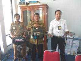 BARANG BUKTI. Wisnu Jaya Rantaka (kanan), Junaidi (tengah) dan penyidik pada Dinas Perikanan Kapuas Hulu (kiri) menunjukkan sejumlah barang bukti yang digunakan pelaku penyetrum ikan di Kantor Dinas Perikanan Kapuas Hulu, Senin (19/3). Andreas-RK