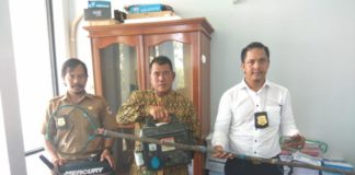Dua Pelaku Illegal Fishing di Kapuas Hulu Dibekuk BARANG BUKTI. Wisnu Jaya Rantaka (kanan), Junaidi (tengah) dan penyidik pada Dinas Perikanan Kapuas Hulu (kiri) menunjukkan sejumlah barang bukti yang digunakan pelaku penyetrum ikan di Kantor Dinas Perikanan Kapuas Hulu, Senin (19/3). Andreas-RK