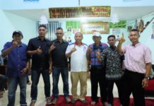 Milton Komitmen Mengembangkan Wisata Singkawang BERSAMA RELAWAN. Milton Crosby ketika melakukan pertemuan dengan tim relawan Singkawang-Bengkayang di Bagak Sawak Kecamatan Roban Kota Singkawang, Jumat (23/3). Warga for RK