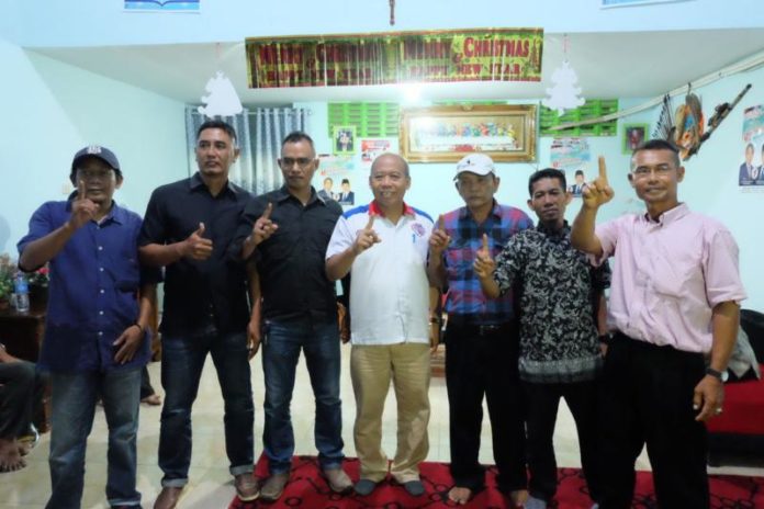 BERSAMA RELAWAN. Milton Crosby ketika melakukan pertemuan dengan tim relawan Singkawang-Bengkayang di Bagak Sawak Kecamatan Roban Kota Singkawang, Jumat (23/3). Warga for RK