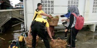 Lebih 800 Orang Bersihkan Sampah di Tepian Kapuas BERSIHKAN SAMPAH. Warga membersihkan sampah di tepian sungai Kapuas Dalam rangka HPSN 2018, Sabtu (24/2). Humas Pemkot for RK