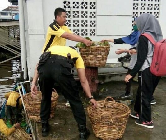 Lebih 800 Orang Bersihkan Sampah di Tepian Kapuas BERSIHKAN SAMPAH. Warga membersihkan sampah di tepian sungai Kapuas Dalam rangka HPSN 2018, Sabtu (24/2). Humas Pemkot for RK