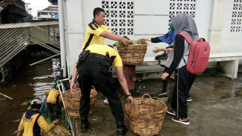 BERSIHKAN SAMPAH. Warga membersihkan sampah di tepian sungai Kapuas Dalam rangka HPSN 2018, Sabtu (24/2). Humas Pemkot for RK