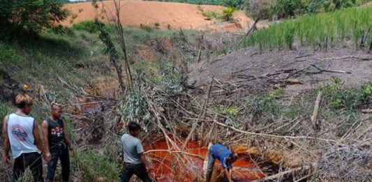 Amdal Belum Keluar, Dua Kali CPO Tumpah Cemari Sungai BERWARNA MERAH. Diduga CPO dari pabrik PT. CM meluber ke sungai Koli di Kabupaten Melawi mengakibatkan air jadi berwarna merah, beberapa waktu lalu. Ketua DPRD Melawi, Abang Tajudin for RK