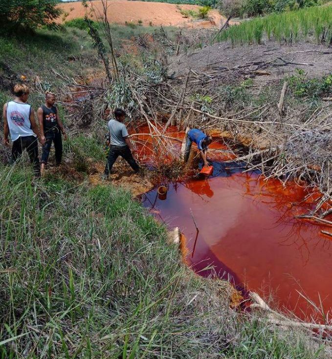 BERWARNA MERAH. Diduga CPO dari pabrik PT. CM meluber ke sungai Koli di Kabupaten Melawi mengakibatkan air jadi berwarna merah, beberapa waktu lalu. Ketua DPRD Melawi, Abang Tajudin for RK