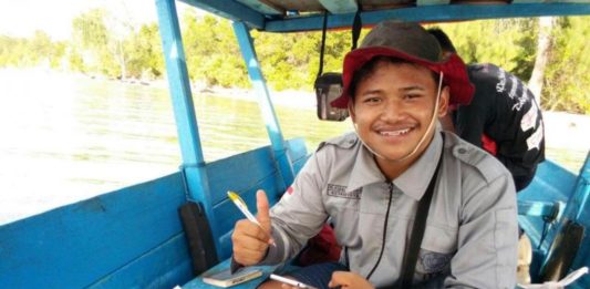 Terima Tantangan Dahlan Iskan Mencari Inovasi Energi Terbarukan TELITI ARUS LAUT. M. Rizqi Mubarok, peneliti muda Indonesia, yang mempelajari arus laut di perairan Maluku Utara untuk Dikembangkan menjadi energi listrik. RUSTAM ODE NURU-MALUT POST