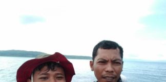 Hasilnya, Sangat Bermanfaat untuk Industri Maritim TUNTAS: Wajah sumringah M. Rizqi Mubarok (kiri) usai pengukuran arus laut di perairan Obi yang dikenal dengan gelombang dahsyatnya tuntas, Kamis (15/3).RUSTAM ODE NURU/MALUT POST