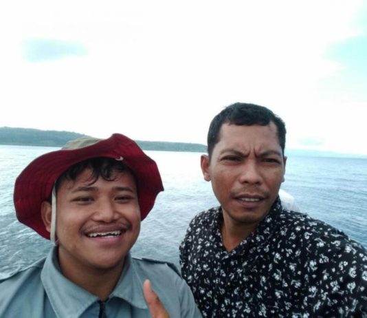 Hasilnya, Sangat Bermanfaat untuk Industri Maritim TUNTAS: Wajah sumringah M. Rizqi Mubarok (kiri) usai pengukuran arus laut di perairan Obi yang dikenal dengan gelombang dahsyatnya tuntas, Kamis (15/3).RUSTAM ODE NURU/MALUT POST