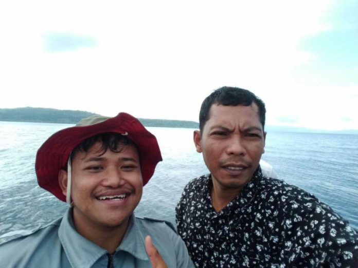 TUNTAS: Wajah sumringah M. Rizqi Mubarok (kiri) usai pengukuran arus laut di perairan Obi yang dikenal dengan gelombang dahsyatnya tuntas, Kamis (15/3).RUSTAM ODE NURU/MALUT POST