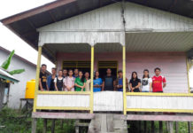 Perdana Jauh dari Orangtua Lumayan Lama, Bekal 15 Kg Beras DI TANJUNG SELOR. Pelajar SMAN 10 Malinau telah tiba di rumah kontrakan khusus untuk menghadapi UNBK di Ibukota Kaltara, Tanjung Selor. Kekurangan biaya dan jauhnya jarak transportasi menyebabkan mereka tak bisa bolak-balik Malinau-Tanjung Selor. Radar Kaltara Photo/JPG