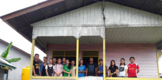 Perdana Jauh dari Orangtua Lumayan Lama, Bekal 15 Kg Beras DI TANJUNG SELOR. Pelajar SMAN 10 Malinau telah tiba di rumah kontrakan khusus untuk menghadapi UNBK di Ibukota Kaltara, Tanjung Selor. Kekurangan biaya dan jauhnya jarak transportasi menyebabkan mereka tak bisa bolak-balik Malinau-Tanjung Selor. Radar Kaltara Photo/JPG