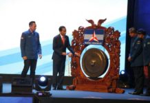 SBY Siap Merapat ke Jokowi BUKA RAPIMNAS. Presiden Jokowi bersama Ketum Partai Demokrat, di dampingi Sekjen Partai Demokrat Hinca Panjaitan dan Ketua Kosgama Demokrat AHY dalam acara Rapimnas Partai Demokrat di SICC, Sabtu (10/3). Galuh/Radar Bogor