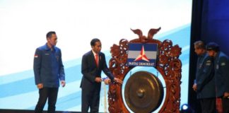 SBY Siap Merapat ke Jokowi BUKA RAPIMNAS. Presiden Jokowi bersama Ketum Partai Demokrat, di dampingi Sekjen Partai Demokrat Hinca Panjaitan dan Ketua Kosgama Demokrat AHY dalam acara Rapimnas Partai Demokrat di SICC, Sabtu (10/3). Galuh/Radar Bogor