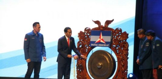 SBY Siap Merapat ke Jokowi BUKA RAPIMNAS. Presiden Jokowi bersama Ketum Partai Demokrat, di dampingi Sekjen Partai Demokrat Hinca Panjaitan dan Ketua Kosgama Demokrat AHY dalam acara Rapimnas Partai Demokrat di SICC, Sabtu (10/3). Galuh/Radar Bogor