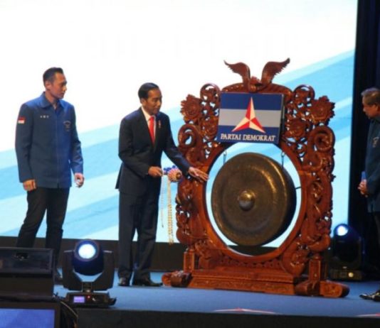 SBY Siap Merapat ke Jokowi BUKA RAPIMNAS. Presiden Jokowi bersama Ketum Partai Demokrat, di dampingi Sekjen Partai Demokrat Hinca Panjaitan dan Ketua Kosgama Demokrat AHY dalam acara Rapimnas Partai Demokrat di SICC, Sabtu (10/3). Galuh/Radar Bogor