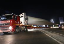 Tebak-Tebakan Tak Berhadiah 64 METER. Bilah baling-baling sepanjang 64 meter diangkut dari pelabuhan Makassar. HARIAN FAJAR