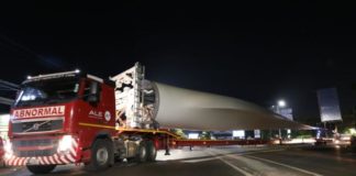 Tebak-Tebakan Tak Berhadiah 64 METER. Bilah baling-baling sepanjang 64 meter diangkut dari pelabuhan Makassar. HARIAN FAJAR