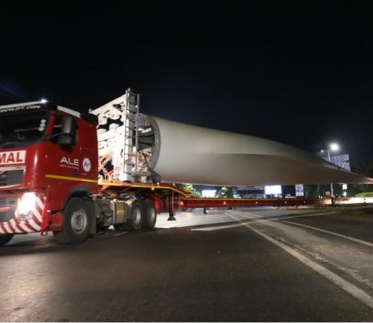 Tebak-Tebakan Tak Berhadiah 64 METER. Bilah baling-baling sepanjang 64 meter diangkut dari pelabuhan Makassar. HARIAN FAJAR