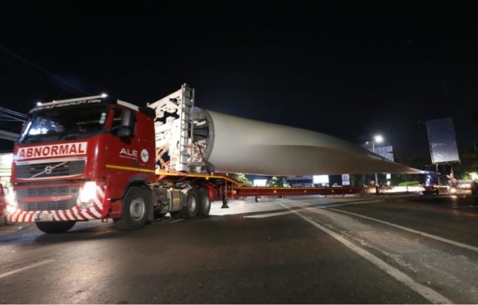 64 METER. Bilah baling-baling sepanjang 64 meter diangkut dari pelabuhan Makassar. HARIAN FAJAR