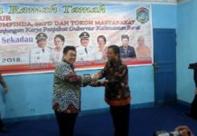 Kunjungan ke-9, Sambangi Sekadau CENDERA MATA. Bupati Sekadau, Rupinus SH MSi menyerahkan cendera mata kepada Pj Gubernur Kalbar, Drs Dodi Riyadmadji MM saat Ramah-tamah dengan Jajaran Pemkab dan Tokoh Masyarakat Sekadau di Mess Pemkab Sekadau, Rabu malam (21/3). Abdu Syukri