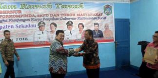 Kunjungan ke-9, Sambangi Sekadau CENDERA MATA. Bupati Sekadau, Rupinus SH MSi menyerahkan cendera mata kepada Pj Gubernur Kalbar, Drs Dodi Riyadmadji MM saat Ramah-tamah dengan Jajaran Pemkab dan Tokoh Masyarakat Sekadau di Mess Pemkab Sekadau, Rabu malam (21/3). Abdu Syukri