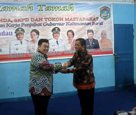 Kunjungan ke-9, Sambangi Sekadau CENDERA MATA. Bupati Sekadau, Rupinus SH MSi menyerahkan cendera mata kepada Pj Gubernur Kalbar, Drs Dodi Riyadmadji MM saat Ramah-tamah dengan Jajaran Pemkab dan Tokoh Masyarakat Sekadau di Mess Pemkab Sekadau, Rabu malam (21/3). Abdu Syukri