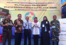 KPP Pratama Pontianak Berkomitmen Bebas KKN DIABADIKAN. Foto bersama usai penertapan zona integritas serta launching e-Filing Corner di halaman Kantor KPP Pratama Pontianak, Rabu (14/3). Gusnadi-RK