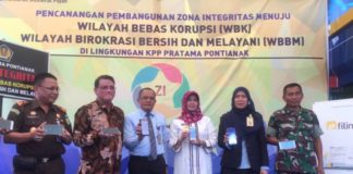 KPP Pratama Pontianak Berkomitmen Bebas KKN DIABADIKAN. Foto bersama usai penertapan zona integritas serta launching e-Filing Corner di halaman Kantor KPP Pratama Pontianak, Rabu (14/3). Gusnadi-RK