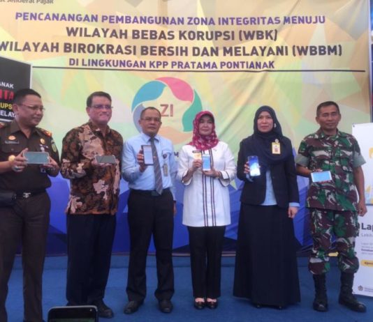 KPP Pratama Pontianak Berkomitmen Bebas KKN DIABADIKAN. Foto bersama usai penertapan zona integritas serta launching e-Filing Corner di halaman Kantor KPP Pratama Pontianak, Rabu (14/3). Gusnadi-RK