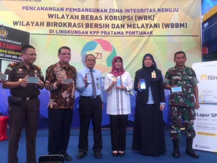 DIABADIKAN. Foto bersama usai penertapan zona integritas serta launching e-Filing Corner di halaman Kantor KPP Pratama Pontianak, Rabu (14/3). Gusnadi-RK