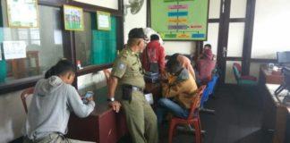 Sekamar di Kos-kosan, Enam Pasangan Terjaring Razia DIDUGA BERBUAT ASUSILA. Enam pasangan muda-mudi yang terjaring razia kos-kosan di BAP oleh petugas di Kantor Satpol PP Pontianak, Rabu (28/2). Maulidi Murni-RK