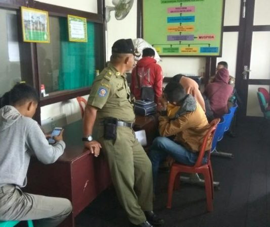 Sekamar di Kos-kosan, Enam Pasangan Terjaring Razia DIDUGA BERBUAT ASUSILA. Enam pasangan muda-mudi yang terjaring razia kos-kosan di BAP oleh petugas di Kantor Satpol PP Pontianak, Rabu (28/2). Maulidi Murni-RK