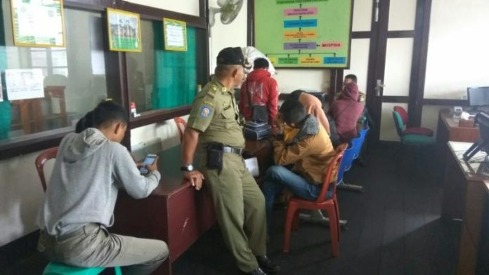 DIDUGA BERBUAT ASUSILA. Enam pasangan muda-mudi yang terjaring razia kos-kosan di BAP oleh petugas di Kantor Satpol PP Pontianak, Rabu (28/2). Maulidi Murni-RK