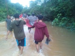 DITANDU. Salah seorang warga yang sakit terpaksa ditandu lantaran akses jalan menuju Desa Semabi Kecamatan Sekadau Hilir Kabupaten Sekadau rusak tak bisa dilewati kendaraan, Jumat (2/3). Dok