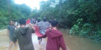 Warga Sakit dan Ditandu Itu Akhirnya Meninggal DITANDU. Salah seorang warga yang sakit terpaksa ditandu lantaran akses jalan menuju Desa Semabi Kecamatan Sekadau Hilir Kabupaten Sekadau rusak tak bisa dilewati kendaraan, Jumat (2/3). Dok