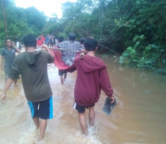 Warga Sakit dan Ditandu Itu Akhirnya Meninggal DITANDU. Salah seorang warga yang sakit terpaksa ditandu lantaran akses jalan menuju Desa Semabi Kecamatan Sekadau Hilir Kabupaten Sekadau rusak tak bisa dilewati kendaraan, Jumat (2/3). Dok