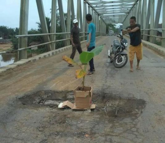 Waspada, Jembatan Sungai Ambawang Berlubang