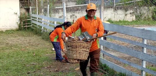Tiga Bulan Belum Digaji, PHL Terpaksa Hutang untuk Biaya Makan Keluarga Bersihkan Lingkungan. Para PHL sedang membersihkan lingkungan di Pasar Nanga Pinoh. Tugas untuk membersihkan sampah di Kota Nanga Pinoh tetap mereka lakukan. Meskipun gaji mereka belum dibayar pemerintah selama tiga bulan terakhir, Selasa (13/3). Dedi Irawan/RK.