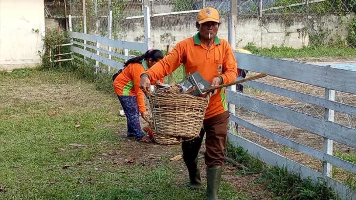 Bersihkan Lingkungan. Para PHL sedang membersihkan lingkungan di Pasar Nanga Pinoh. Tugas untuk membersihkan sampah di Kota Nanga Pinoh tetap mereka lakukan. Meskipun gaji mereka belum dibayar pemerintah selama tiga bulan terakhir, Selasa (13/3). Dedi Irawan/RK.