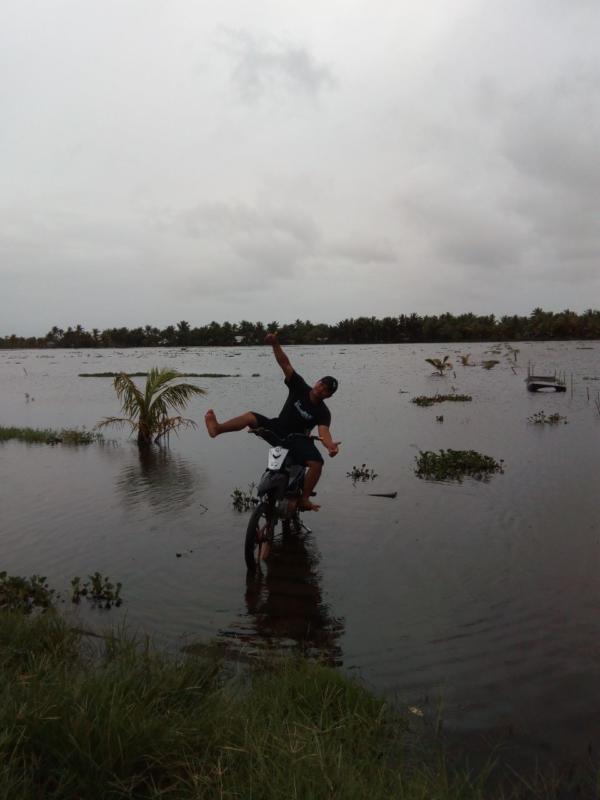 Terendam Air. Ratusan hektare sawah petani Desa Sungai Itik, Kecamatan Sungai Kakap terendam akibat genangan air hujan, Rabu (14/3). Syamsul Arifin/RK.