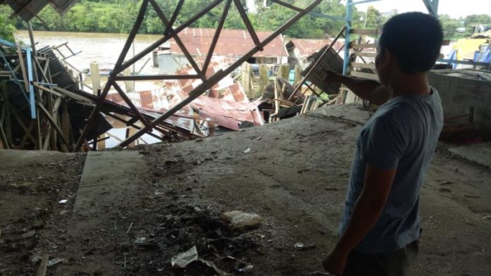 Pasar Laja Ambruk. Beginilah kondisi bangunan Pasar Laja yang ambruk, Selasa (13/3). Dedi Irawan/RK.