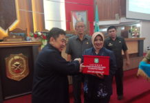 Penyampaian LKPj Gubernur Kalbar Akhir Tahun Anggaran 2017 Penyerahan LKPj. Penjabat Gubernur Kalbar, Dodi Riyadmadji menyerahkan laporan LKPj kepada Wakil Ketua DPRD Provinsi Kalbar, Ermin Elviani, SH didampingi Ketua DPRD Provinsi Kalbar, M Kebing L. Dalam paripurna tentang Penyampaian Laporan Keterangan Pertanggungjawaban (LKPj) Gubernur Kalbar Akhir Tahun Anggaran 2017 di Balairungsari, Gedung Parlemen Kalbar, Senin (19/3). Zainudin/RK.