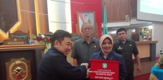 Penyampaian LKPj Gubernur Kalbar Akhir Tahun Anggaran 2017 Penyerahan LKPj. Penjabat Gubernur Kalbar, Dodi Riyadmadji menyerahkan laporan LKPj kepada Wakil Ketua DPRD Provinsi Kalbar, Ermin Elviani, SH didampingi Ketua DPRD Provinsi Kalbar, M Kebing L. Dalam paripurna tentang Penyampaian Laporan Keterangan Pertanggungjawaban (LKPj) Gubernur Kalbar Akhir Tahun Anggaran 2017 di Balairungsari, Gedung Parlemen Kalbar, Senin (19/3). Zainudin/RK.