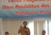 Target Pelaksanaan UNBK Hanya Kejar Kuantitas Sosialisasi. Ratusan guru SMP dan SMA/sederajad se-Kubu Raya mengikuti kegiatan Sosialisasi Ujian Nasional Tahun Pelajaran 2017/2018 di Aula Hotel Gardenia, Senin (19/3). Syamsul Arifin/RK.