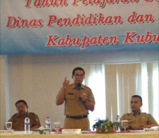 Target Pelaksanaan UNBK Hanya Kejar Kuantitas Sosialisasi. Ratusan guru SMP dan SMA/sederajad se-Kubu Raya mengikuti kegiatan Sosialisasi Ujian Nasional Tahun Pelajaran 2017/2018 di Aula Hotel Gardenia, Senin (19/3). Syamsul Arifin/RK.