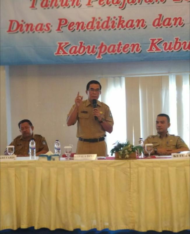 Sosialisasi. Ratusan guru SMP dan SMA/sederajad se-Kubu Raya mengikuti kegiatan Sosialisasi Ujian Nasional Tahun Pelajaran 2017/2018 di Aula Hotel Gardenia, Senin (19/3). Syamsul Arifin/RK.