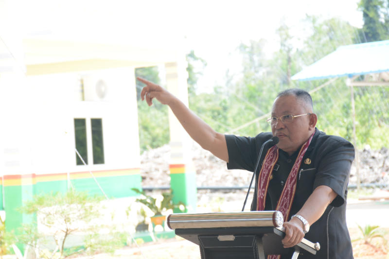 Resmikan Pabrik. Bupati Kubu Raya, H Rusman Ali meresmikan pabrik kelapa sawit di Desa Teluk Bakung, Kecamatan Sungai Ambawang, Selasa (20/3). Humas for Rakyat Kalbar