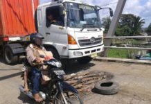 Lubang di Jembatan Sungai Ambawang Mengancam Keselamatan Masyarakat Jembatan Berlubang. Beginilah kondisi kerusakan jembatan Sungai Ambawang yang berlubang, sehingga mengancam keselamatan masyarakat serta mengganggu kelancaran arus lalu lintas, Jumat (2/3). Zainudin/RK.