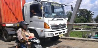 Lubang di Jembatan Sungai Ambawang Mengancam Keselamatan Masyarakat Jembatan Berlubang. Beginilah kondisi kerusakan jembatan Sungai Ambawang yang berlubang, sehingga mengancam keselamatan masyarakat serta mengganggu kelancaran arus lalu lintas, Jumat (2/3). Zainudin/RK.